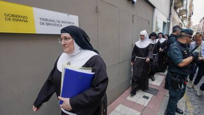 Laura García de Viedma, exabadesa de las Clarisas de Belorado, salió del juzgado de Briviesca tras el juicio de desahucio contra ella y sus compañeras.