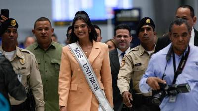 La nicaragüense Sheynnis Palacios, Miss Universo 2023, sonríe a sus seguidores tras llegar al Aeropuerto Internacional de Tocumen en la Ciudad de Panamá el 29 de julio.