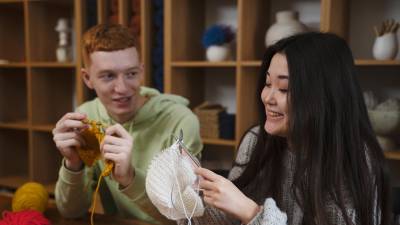 Realizar cualquier tipo de actividad manual es positivo en el plano psicológico. Además, no son actividades únicamente de señoras, ya que niñas, jóvenes y los hombres también pueden hacerlo sin estereotipos.