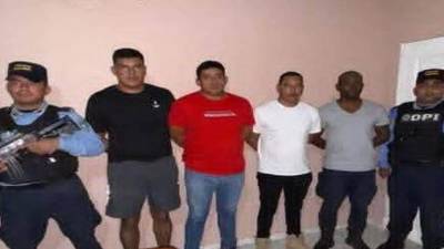 uatro policías fueron detenidos en Puerto Cortés por cohecho y abuso de autoridad; se decomisó equipo policial como evidencia.