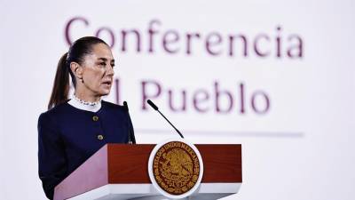 La presidenta de México, Claudia Sheinbaum, habla durante su rueda de prensa matutina en Palacio Nacional este martes, en Ciudad de México (México).