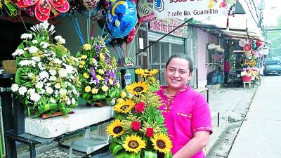 <b>En el mercado Guamilito hay 21 negocios dedicados a la venta de flores. Fotos: Héctor Edú.</b>