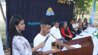 José Ángel García leyó en público la carta que escribió como parte de su evaluación final para graduarse en el programa de alfabetización “Yo sí puedo”. Fotos: Franklyn Muñoz.