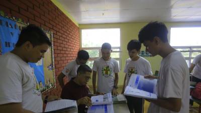 El padre ángel López pide a los jóvenes escuchar el llamado.