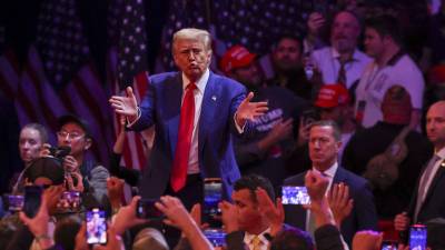 Trump prometió a sus seguidores “una gran victoria” mientras avanzan las previsiones electorales.