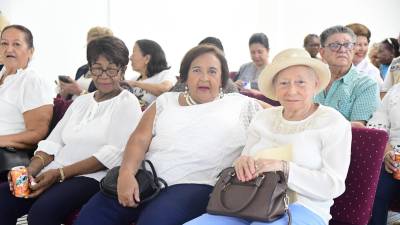 Maestras jubiladas durante el evento de apertura.