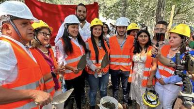Autoridades locales y departamentales realizaron el acto simbólico de colocación de la primera piedra de la Casa de la Juventud en Santa Rosa de Copán, en el occidente de Honduras.