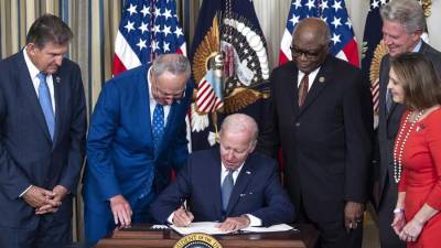 El presidente estadounidense, Joe Biden, firmó este martes su Ley para la Reducción de la Inflación.