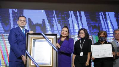 Xiomara Castro recibió su credencial como presidenta electa de Honduras.