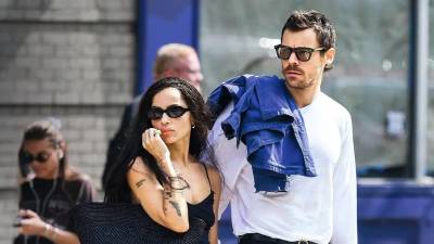 El cantante británico <b>Harry Styles</b> y la actriz <b>Zoë Kravitz</b> dieron un paso más en su relación y<b> se comprometieron luego de apenas ocho meses de noviazgo público</b>. Tras varias semanas de rumores, la noticia fue confirmada este lunes por una fuente cercana a la pareja que habló con la revista <i>People</i> y aseguró que <b>ambos ya compartieron la novedad con su círculo más íntimo.</b>