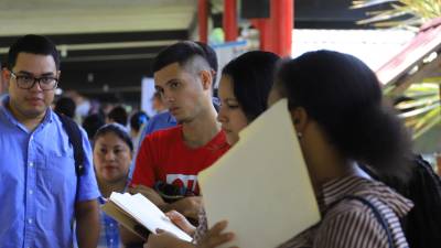 Jóvenes en Honduras haciendo fila para aplicar a un empleo en San Pedro Sula, Honduras.