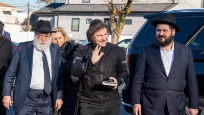 Milei protagonizó este lunes una breve visita a la tumba del rabino Schneerson en el cementerio judío de Montefiore, al este de Nueva York. /EFE.