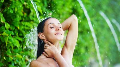 La experta recomienda lavar su cabello con agua fría y utilizar un protector de calor en el cabello cada que se exponga al sol