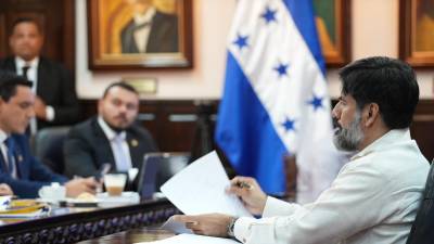 En una jornada clave para el escenario político del país, el fiscal general suspendido Johel Zelaya compareció este martes ante la Comisión Especial de Juicio Político, donde se presentaron pruebas en su contra y expuso su defensa.