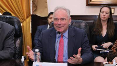 El senador Tim Kaine está de visita en Honduras, donde ya se reunió con la presidenta Xiomara Castro, junto a una delegación integrada también por congresistas de EEUU.