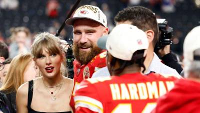 Taylor Swift y su novio Travis Kelce en el reciente partido del Super Bowl.