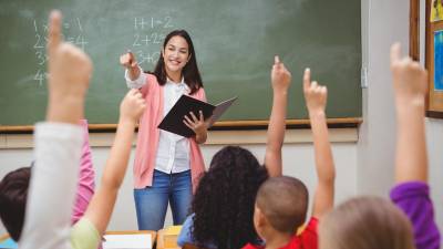 Vocación: Los maestros se preparan todos los días para impartir clases y guiar a sus estudiantes.