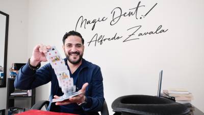 Alfredo Zavala muestra uno de sus trucos de magia con cartas al equipo de LA PRENSA. FOTOS: YOSEPH AMAYA