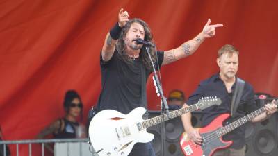 Foo Fighters, banda liderada por el cantante Dave Grohl, se presenta en el Festival de Jazz y Patrimonio de Nueva Orleans de 2024.