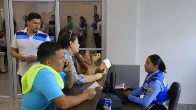 Conductores hacen sus consultas en la recepción de la Dirección Nacional de Vialidad en San Pedro Sula.