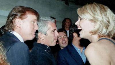 Los demócratas de la Cámara de Representantes de Estados Unidos publicaron nuevas fotos relacionadas con el caso del pederasta Jeffrey Epstein en las que aparece el presidente, Donald Trump, rodeado de mujeres así como una de unos preservativos con un dibujo de su cara en el envoltorio.