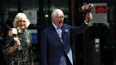 El rey Carlos III y su esposa, Camila, visitaron un centro oncológico en Londres.