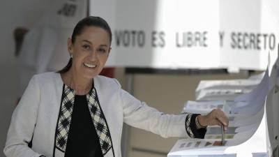 La candidata oficialista Claudia Sheinbaum ejerció su voto en el colegio de San Andrés Totoltepec, en la Ciudad de México.