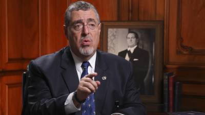 El presidente de Guatemala, Bernardo Arévalo, durante una cadena nacional de televisión para anunciar una iniciativa con el fin de destituir a Porras.