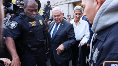 El senador estadounidense Bob Menéndez y su esposa Nadine Menéndez salen de un tribunal de Manhattan después de ser procesados por cargos federales de soborno.