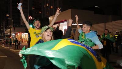 Los simpatizantes de Lula salieron a las calles a celebrar. En primer escrutinio ganaba el expresidente, pero ahora es Bolsonaro el que se encuentra a la cabeza.