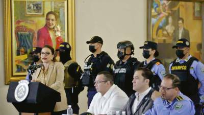 <b><span class=mln_uppercase_mln>Reunión.</span></b> Durante la conferencia, Xiomara Castro fue acompañada por ministros y fuerzas de seguridad.