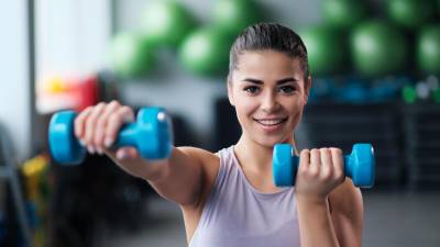 El ejercicio de fuerza y con pesas ayuda a generar densidad ósea, volviendo tus huesos más fuertes y resistentes.