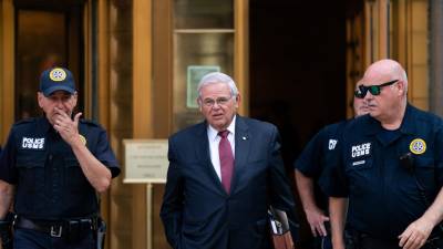 El senador Bob Menéndez a su salida de una corte federal en Manhattan.