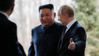 Fotografía muestra al presidente de Rusia, Vladimir Putin, y al líder norcoreano, Kim Jong Un, durante un encuentro diplomático en Rusia en abril de 2019.