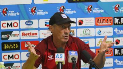 Pedro Troglio en conferencia de prensa habló de la cancha del Estadio Juan Ramón Brevé de Juticalpa.