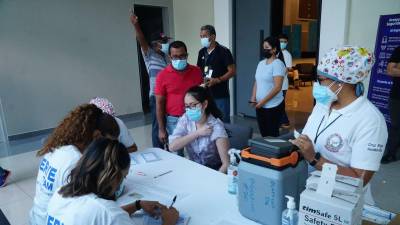 Una foto de archivo de la aplicación de la vacuna del coronavirus.