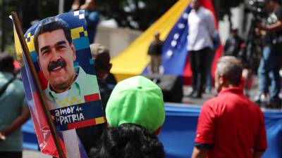 Una simpatizante del oficialismo sostiene un cartel con la imagen del presidente de Venezuela, Nicolás Maduro, este sábado en Caracas (Venezuela). Chavistas salieron a las calles del centro de Caracas para exigir que devuelvan al mandatario venezolano, Nicolás Maduro, luego de que el líder estadounidense, Donald Trump, anunciara la captura del gobernante suramericano en medio de un ataque con misiles durante la madrugada de hoy contra la capital venezolana y otras zonas del país.