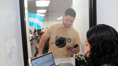 <b><span class=mln_uppercase_mln>Atención.</span></b> Un hombre tramita su pasaporte en las oficinas del INM.