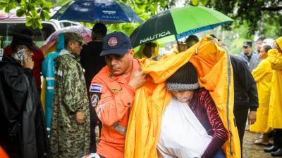 Decenas de personas fueron evacuadas de sus hogares por el riesgo de inundaciones y deslaves en El Salvador.