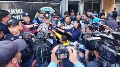 Fotógrafos hondureños durante una entrevista al ministro de Seguridad, Gustavo Sánchez.