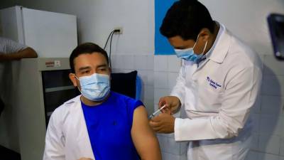 Vacuna. Roberto Cosenza, viceministro de Salud, inyecta la dosis de refuerzo a un médico del Leonardo Martínez.