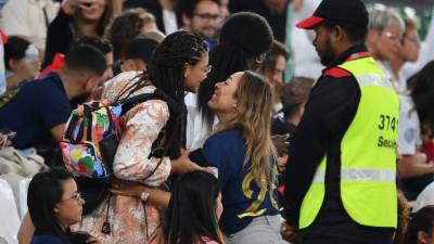 Bellas chicas de Francia y Túnez se robaron las miradas en el partido de este miércoles por el Mundial de Qatar 2022. Sabrina Duvad es la pareja de Kingsley Coman y con la camiseta de la selección francesa se hizo presente al duelo.