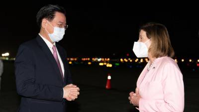 Pelosi fue recibida por el ministro de Exteriores taiwanés, Joseph Wu.