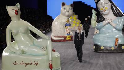 Los modelos desfilaron en un escenario donde las figuras de gatos sobresalieron.