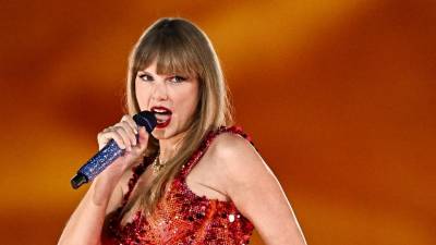 La cantante estadounidense Taylor Swift en el escenario del Paris La Defense Arena como parte de su gira The Eras Tour, en Nanterre, noroeste de Francia, el pasado mes de mayo.