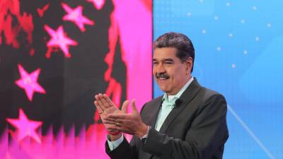 Fotografía cedida por Prensa Miraflores del presidente de Venezuela, Nicolás Maduro, en su programa de televisión semanal, Con Maduro +, en Caracas (Venezuela).