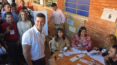 El candidato a la presidencia de Paraguay por el gobernante Partido Colorado, Santiago Peña, vota en Asunción.