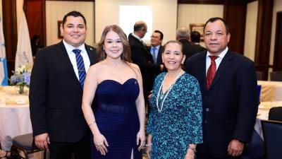 En una fina recepción celebrada en el salón Bristol del Hotel Hilton de San Pedro Sula se presentó a la nueva junta directiva del periodo 2026-2027, de Usula Rotary Club. Durante el evento se juramentó a Carlos Antúnez Jr. como el presidente electo de dicho periodo. En la imagen: Carlos Antúnez Jr., presidente electo del Usula Rotary Club, junto a su esposa, Beranguelly Paguada, y sus padres: Suyapa y Carlos Antúnez.