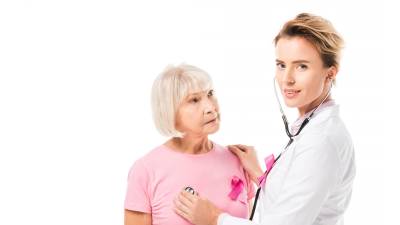 Las mujeres con antecedentes familiares de cáncer de mama son las primeras que deben someterse a vigilancia de imágenes (mamografía) anuales.
