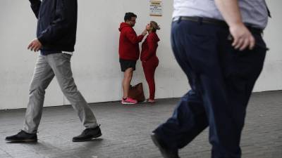 La farmacéutica advirtió que Foundayo puede causar tumores en la tiroides, incluido cáncer de tiroides y dijo que no se recomienda su uso si la persona o algún miembro de su familia tuvo un tipo de cáncer de tiroides llamado carcinoma medular.